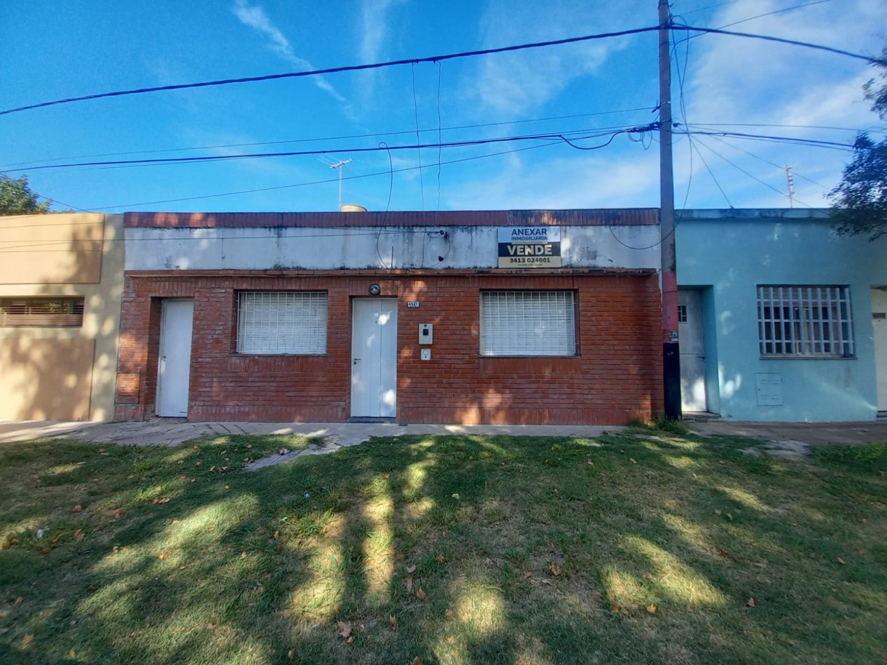 VENTA - CASA AL FRENTE DOS DORMITORIOS