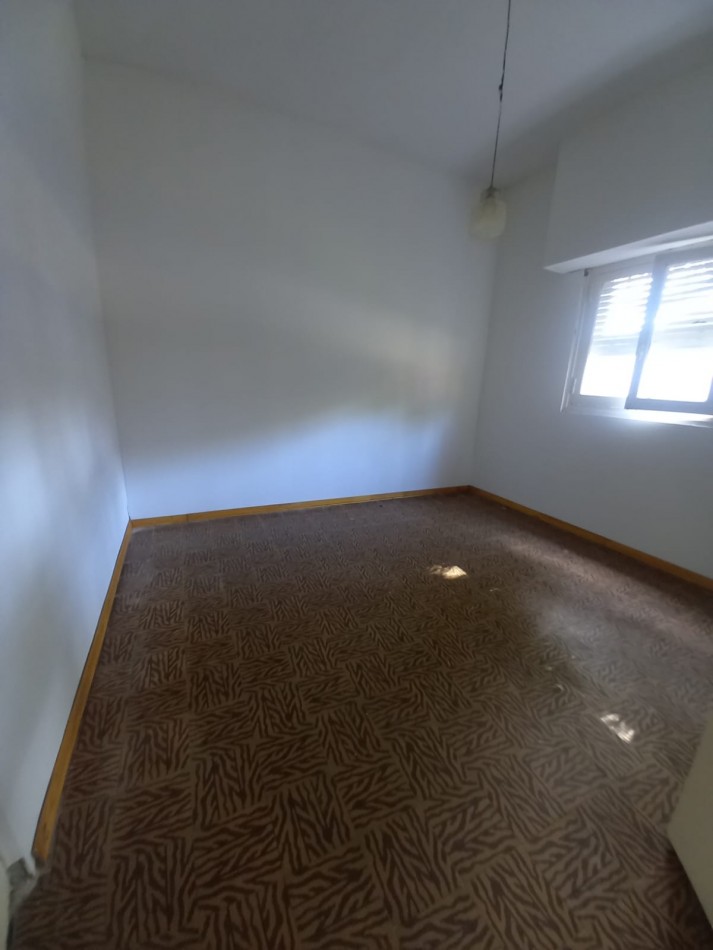 VENTA - CASA AL FRENTE DOS DORMITORIOS