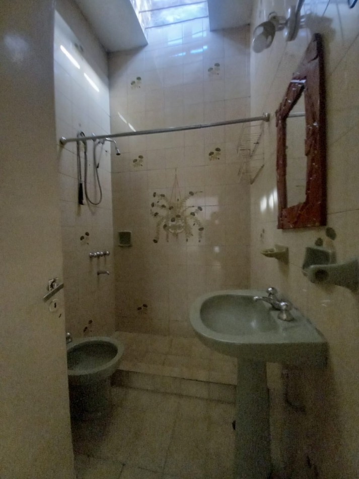 VENTA - CASA AL FRENTE DOS DORMITORIOS