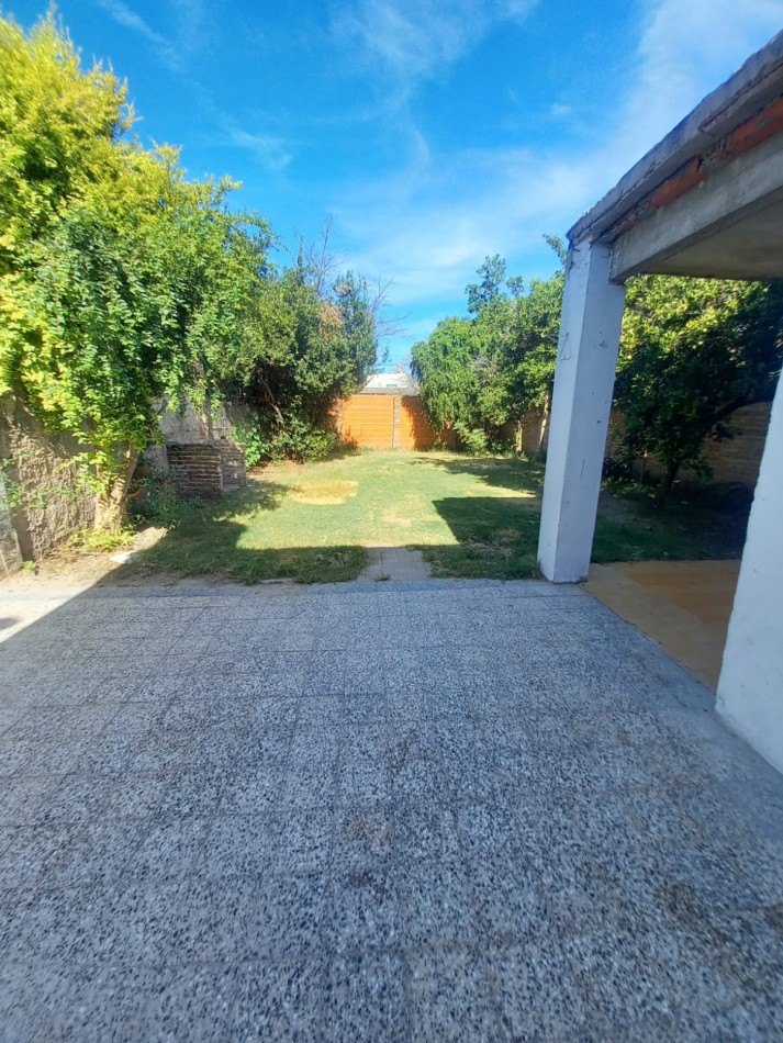 VENTA - CASA AL FRENTE DOS DORMITORIOS