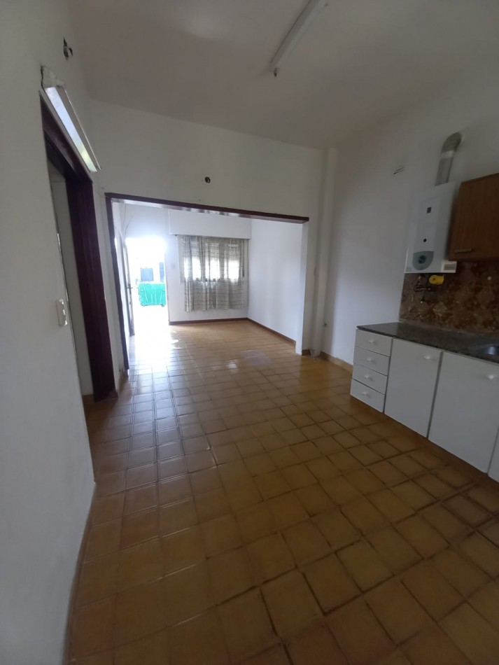 VENTA - CASA AL FRENTE DOS DORMITORIOS