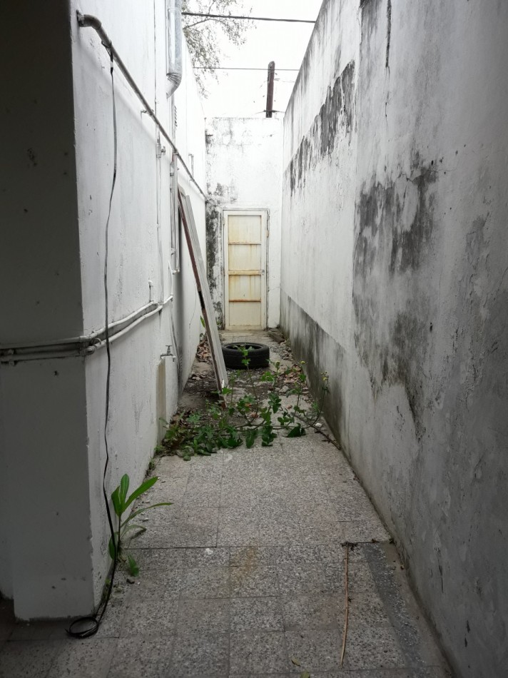 VENTA - CASA AL FRENTE DOS DORMITORIOS