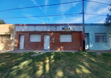 VENTA - CASA AL FRENTE DOS DORMITORIOS
